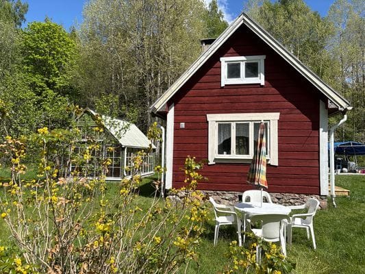 Timrad stuga nära sjö och bad - Bild 6
