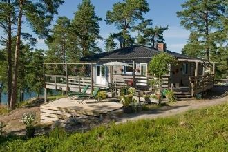 Hyr denna stuga i Stockholm på 110 m². 8-10 sängplatser. Från 35 000 kr per vecka. Se bilder och tillgänglighet här.