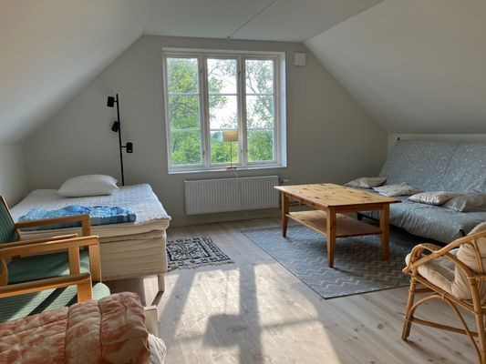 Sovrum/vardagsrum på ovanvåning
