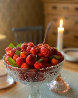 Charmig sommarstuga med altandäck och sjöutsikt - Bild 8