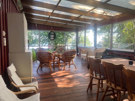 Hyr denna stuga i Västra Götaland på 66 m². 7 sängplatser. Från 16 914 kr per vecka. Se bilder och tillgänglighet här.