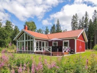 Hyr denna stuga i  på 95 m². 6 sängplatser. 7 500 - 9 500 kr per vecka. Se bilder och tillgänglighet här.