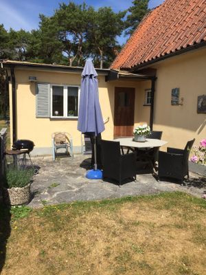 Hyr denna stuga i  på 50 m². 4 sängplatser. 7 000 - 8 500 kr per vecka. Se bilder och tillgänglighet här.