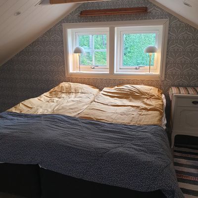Sovloft med en dubbelsäng, samt en enkelsäng