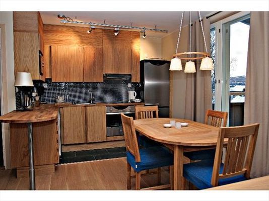 Hyr denna stuga i  på 55 m². 2 sängplatser. 8 000 - 12 000 kr per vecka. Se bilder och tillgänglighet här.