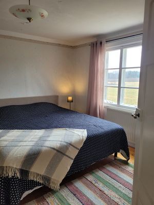 Charmig lägenhet i äldre stil på hästgård - Bild 12