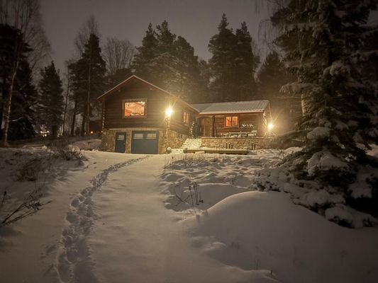 Stor timmerstuga med panoramautsikt över Siljan