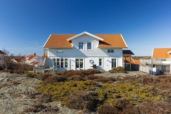 Hyr denna stuga i  på 270 m². 8 sängplatser. Från 28 000 kr per vecka. Se bilder och tillgänglighet här.