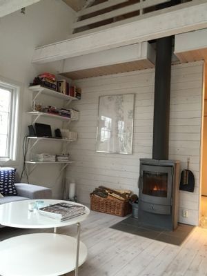 Trivsam vinterbonat hus nära skog och hav - Bild 7
