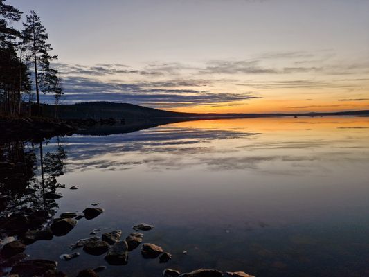 Nyrenoverad stuga med sjönära läge - Bild 10