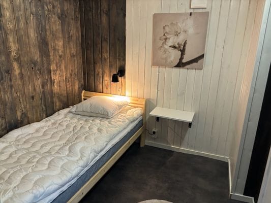 Hyr denna stuga i  på 84 m². 4 sängplatser. Från 7 200 kr per vecka. Se bilder och tillgänglighet här.