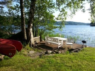 Stuga med bastu precis vid sjön