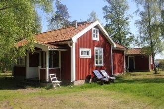 Hyr denna stuga i Hagbyhamn på 48 m². 6 sängplatser. 3 000 - 4 500 kr per vecka. Se bilder och tillgänglighet här.