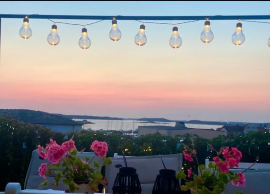 Hyr denna stuga i Lysekil på 50 m². 4 sängplatser. 7 000 - 11 000 kr per vecka. Se bilder och tillgänglighet här.