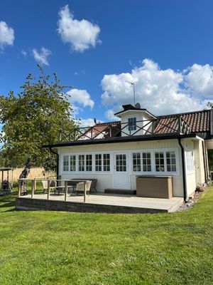 Hus med sjötomt, brygga, sandstrand, max kvällssol - Bild 36