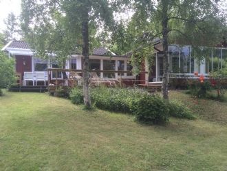 Hyr denna stuga i Högklint på 80 m². 6-7 sängplatser. 8 000 - 11 000 kr per vecka. Se bilder och tillgänglighet här.