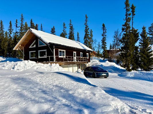 Rymlig fjällstuga i högt soligt läge