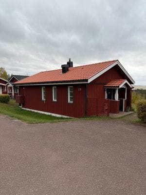 Hyr denna stuga i Tällberg på 77 m². 6-7 sängplatser. 10 000 - 14 000 kr per vecka. Se bilder och tillgänglighet här.
