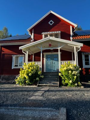 Hyr denna stuga i  på 220 m². 5-7 sängplatser. Från 2 500 kr per dag. Se bilder och tillgänglighet här.