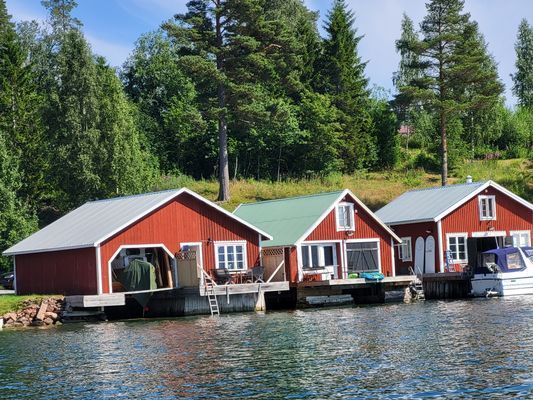 Sjöbod mitt i höga kustens äventyr