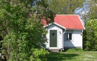 Hyr denna stuga i Ronneby på 45 m². 4 sängplatser. 5 000 - 6 000 kr per vecka. Se bilder och tillgänglighet här.
