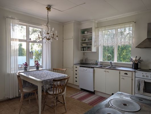 Litet trevligt torp med högt, lugnt & soligt läge - Bild 6