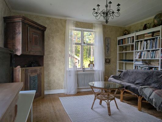 Litet trevligt torp med högt, lugnt & soligt läge - Bild 8