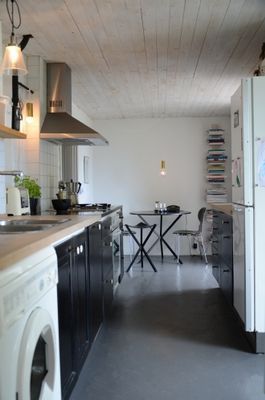 Fullt utrustat kök med med matplats och två utgångar till trädgården.