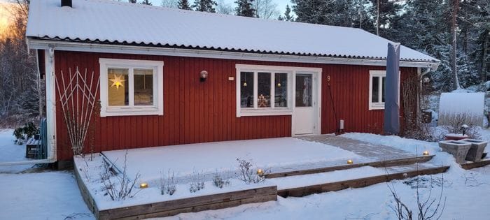 Hyr denna stuga i  på 100 m². 8 sängplatser. 11 200 - 17 500 kr per vecka. Se bilder och tillgänglighet här.