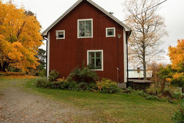 Hyr denna stuga i  på 90 m². 3-4 sängplatser. 600 - 700 kr per dag. Se bilder och tillgänglighet här.