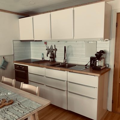 Hyr denna stuga i  på 50 m². 7 sängplatser. 5 000 - 11 000 kr per vecka. Se bilder och tillgänglighet här.