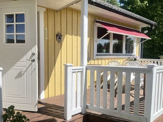 Hyr denna stuga i Böda på 27 m². 2-3 sängplatser. 6 300 - 8 200 kr per vecka. Se bilder och tillgänglighet här.