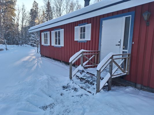 Hyr denna stuga i Kronobergs län på 85 m². 5-6 sängplatser. 6 600 - 11 880 kr per vecka. Se bilder och tillgänglighet här.