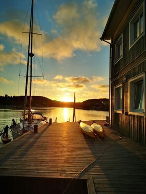 Havet, två meter från med egen brygga. - Bild 14