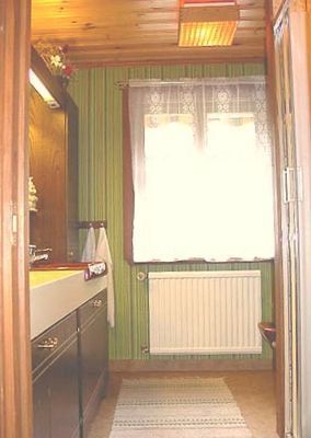 Stuga med båt nära sjö