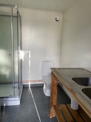 Servicehus med toalett och dusch samt disk