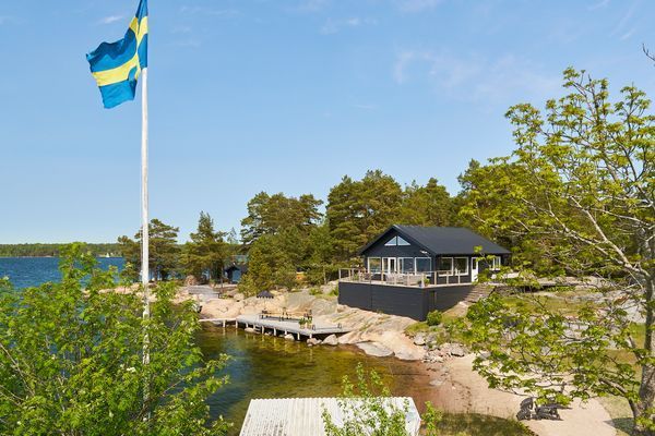 Sommarhus i skärgården på sjötomt med egen brygga