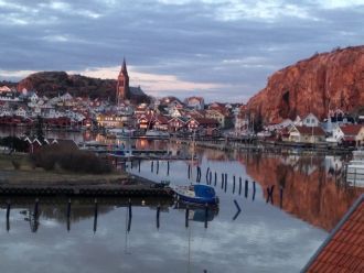 Hyr denna stuga i Fjällbacka på 25 m². 3 sängplatser. 4 500 - 11 000 kr per vecka. Se bilder och tillgänglighet här.