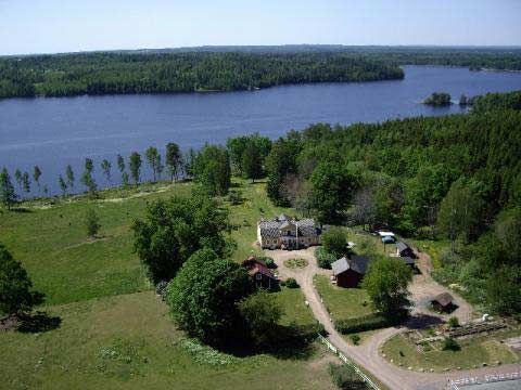 Småland - Lägenhet på hästgård vid sjön Solgen!