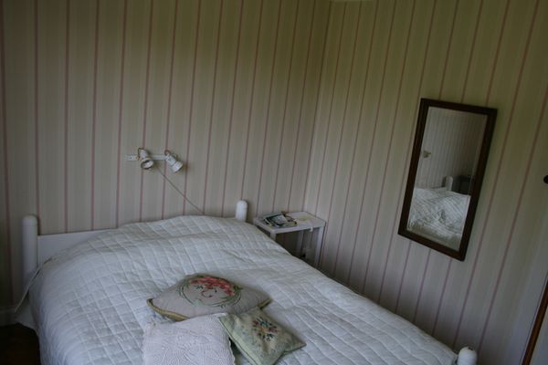 Sovrum på övervåningen. Rummet har numera en 180cm resårsäng.