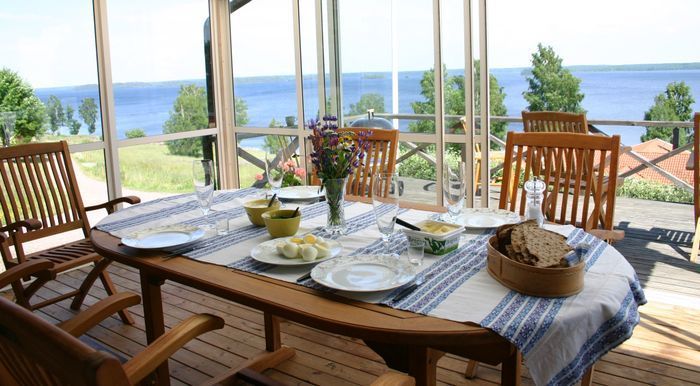 Hyr denna stuga i  på 127 m². 10-11 sängplatser. 9 500 - 15 800 kr per vecka. Se bilder och tillgänglighet här.