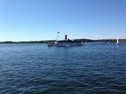 Vaxholmsbåtar ses från altanen