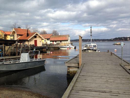 Vaxholm ligger 10 min med bil eller båt från Resarö