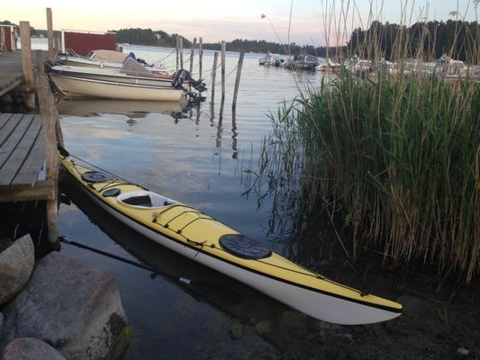 Kajak finns att hyra av oss. 250 m från huset till denna brygga.