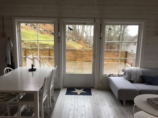 Trivsam vinterbonat hus nära skog och hav - Bild 6