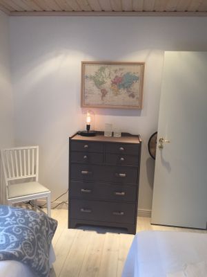 Trivsam vinterbonat hus nära skog och hav - Bild 10