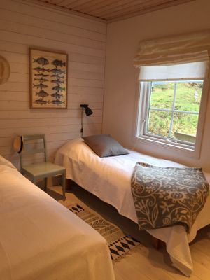 Trivsam vinterbonat hus nära skog och hav - Bild 9