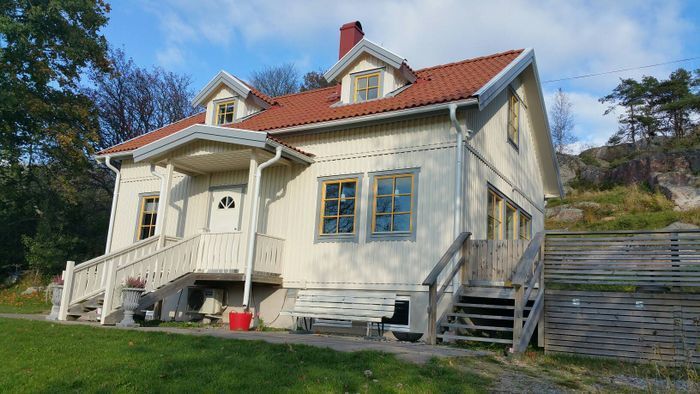 Trivsam vinterbonat hus nära skog och hav