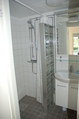 Badrummet har vattentoalett, dusch och golvvärme