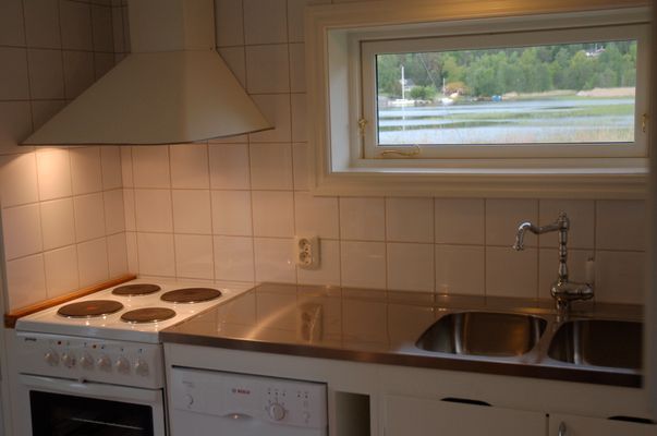 Diskmaskin, spis, ugn, kyl, frys och sjöutsikt